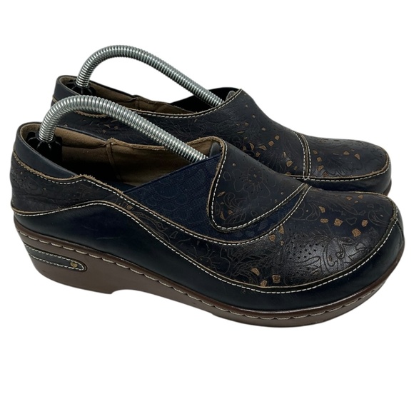 L'Artiste Spring Step Burbank Closed Back Leather Clog Embossed Floral Design - Picture 1 of 15